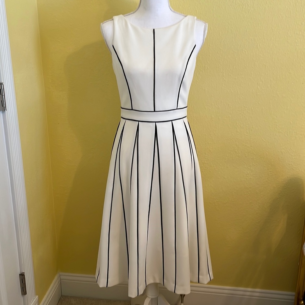 White House Black market beautiful black and white dress size 0